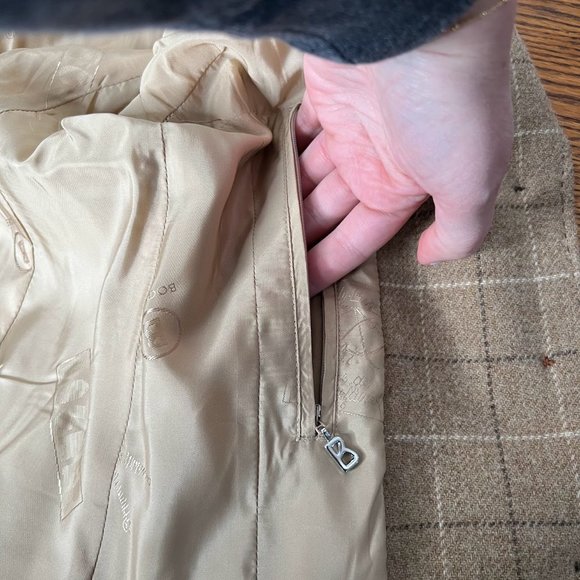 Bogner Plaid Wool Blazer w/ Leather Elbow Patches - 38/8 - 3 button, notch lapel - Picture 12 of 15